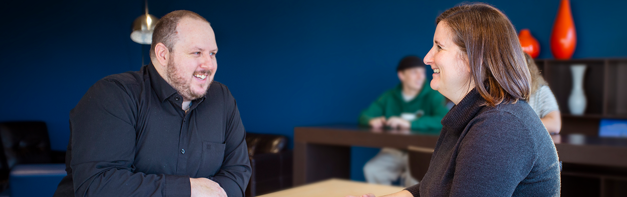 2estivale-news-carriere-bas-st-laurent Deux personnes qui sourient, au café du Campus Premier Tech.